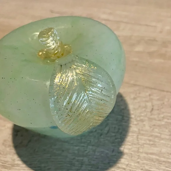 Vintage Murano Green Apple with Gold Leaf Paperweight - Picture 7 of 9